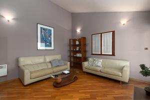 波雷奇Biba Lux的客厅配有沙发和桌子