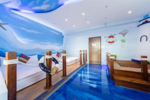 恒春古城洛可可旅店的卧室位于客房中间,设有游泳池