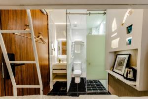 新加坡D'Nova Hotel Bugis的带淋浴和卫生间的浴室。