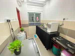 瓜拉丁加奴Homestay Kuala Terengganu Affan01 Dekat Pantai Batu Buruk的一间带水槽和卫生间的小浴室