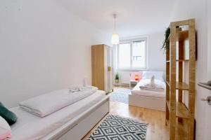 维也纳Central Vienna Charm - Comfortable 3-BR Stay的一间带两张床的卧室和一间客厅