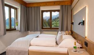 普夫龙滕Chalet Edelweiß的卧室设有一张带窗户的白色大床