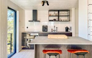 GrytnäsLovely Home In Sorunda With Kitchen的厨房配有带2张凳子的大柜台