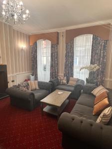 伦敦卡文迪什酒店的客厅配有沙发和桌子