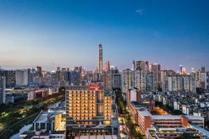 深圳深圳福田红树林希尔顿欢朋公寓的城市天际线,前沿有高楼