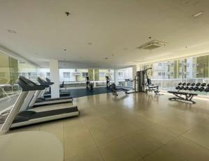 卡加盐德奥罗Mesaverte Deluxe Studio with Balcony的大型建筑中带有氧器材的健身房