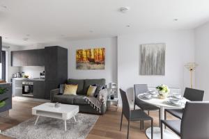 伦敦homely - Central London Camden Town Apartments的客厅配有沙发和桌子