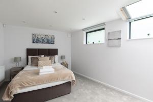 伦敦homely - Central London Camden Town Apartments的白色卧室设有床和窗户