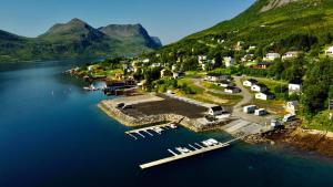 TorskenSenja Fjordcamp的享有湖上一个小度假胜地的空中景致