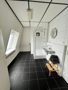 RogatHotel de Raket的一间带水槽、卫生间和镜子的浴室