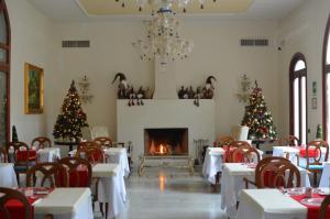 莱切莱切大酒店的一间拥有圣诞树和壁炉的用餐室