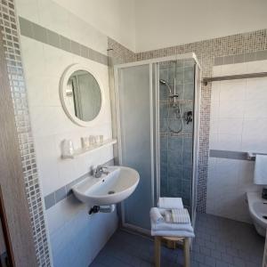 里米尼卡万尼酒店的一间带水槽和淋浴的浴室