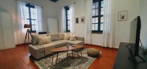 尼科西亚Phaedrus Living: Cozy Down Town House Aischylou的客厅配有沙发和桌子