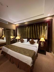 吉达EKONO by Leva Jeddah Airport Hotel的一间设有大床和窗户的酒店客房