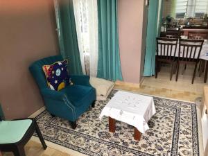 樟仑Whole house - 2 bedrooms for family with kids and Free Wifi的客厅配有蓝椅和咖啡桌