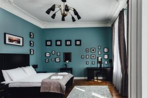 里加Sherlock Apartments的一间卧室设有一张床和蓝色的墙壁