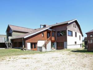 Gîte Pierrefitte, 4 pièces, 7 personnes - FR-1-589-186的白色的棕色谷仓