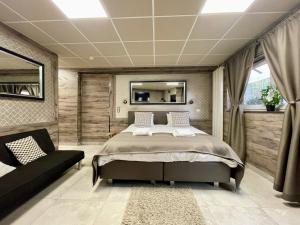 马尔梅迪Guesthouse ROOM40的一间卧室配有一张大床和一张沙发