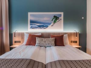 努尔菲尤尔埃德Nordfjord Hotell的一张带一张滑雪板上的人照片的床