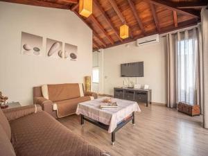 坎德拉里亚Villa El Tagoro的客厅配有沙发和桌子