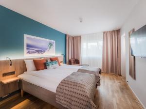 努尔菲尤尔埃德Nordfjord Hotell的一间卧室设有一张蓝色墙壁的大床