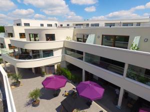 博霍尔特Ostwall Terrassen Apartment 5.33的紫伞建筑的空中景观