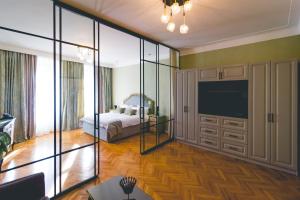锡比乌MAGISTER seven的一间卧室配有一张床,并在一间客房内配有电视。