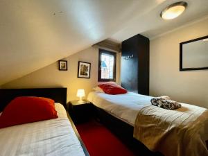 马尔梅迪City Apartments by Malmedreams的一间卧室设有两张床和窗户。
