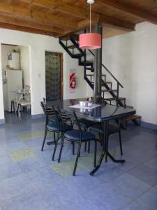 吉亚迪诺镇Del Carmen的一间带桌椅的用餐室和螺旋楼梯