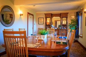 牛顿莫尔Crubenbeg Country House的用餐室配有木桌和椅子