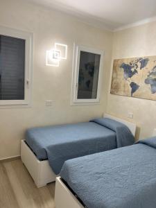 文蒂米利亚Corso montecarlo的一间卧室设有两张床和两个窗户。