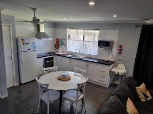 朱里恩湾海洋沙滩木屋18的一间带桌子的厨房和一间带冰箱的厨房