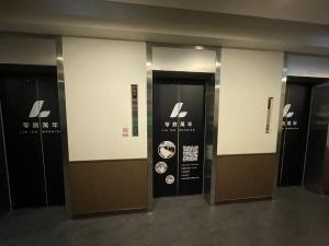 台北苓旅萬年-LIN INN Wan Nian的建筑物的一排电梯门