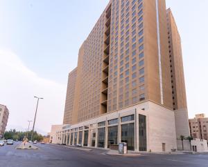 麦加Al Hidayah Towers Hotel的城市街道上一座大建筑