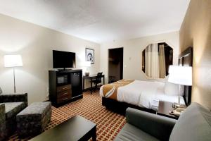 马里恩马里昂品质酒店的酒店客房,配有床和沙发