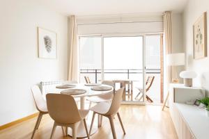 巴塞罗那AB North Barcelona Apartments的白色的用餐室配有桌椅