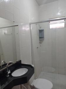 阿尔特杜尚Recanto das Palmeiras Alter do Chão的白色的浴室设有水槽和卫生间。