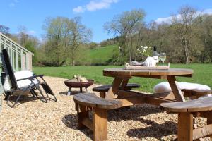 彻克Kingfisher的院子里的一张野餐桌和一把椅子