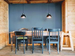 阿峙奇Auszeit-Hotel Z Aeschiried的一间设有桌椅的蓝色墙壁用餐室