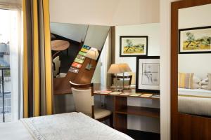 巴黎鲍尔肯大酒店的酒店客房配有书桌和床。