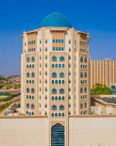 尼亚美Niamey Mall & Residence的一座大型建筑,上面有一个圆顶