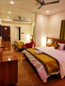 瓦拉纳西Namaste Benares Varanasi的酒店客房配有两张床和吊扇。