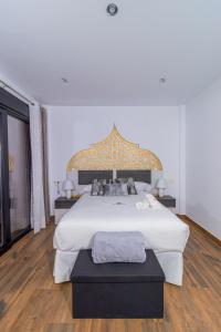 Cogollos de GuadixHotel Reina Aixa的卧室设有一张白色大床和大窗户