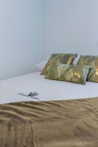 Cogollos de GuadixHotel Reina Aixa的床上有2个枕头