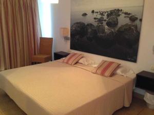 巴耶格兰雷伊Chijere Faro del Inglés的一间卧室配有一张带两个枕头的床