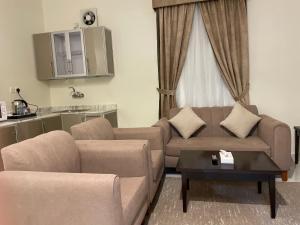 吉达Staytion Express Orjwan Lebanon的客厅配有沙发和桌子