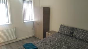 曼彻斯特Double Bedroom In Withington, M20. 1 DB Bed, RM 1的一间卧室设有一张床和两个窗户。