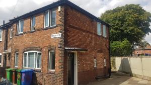 曼彻斯特Double Bedroom In Withington, M20. 1 DB Bed, RM 1的红砖建筑,有门窗