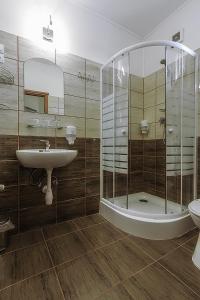 Győrújbarát艾瑞帕可福哥多博格-伊特瑞穆的带淋浴、盥洗盆和卫生间的浴室