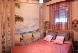 帕利克Apartman Palić Libero的卧室的墙上挂有海滩壁画